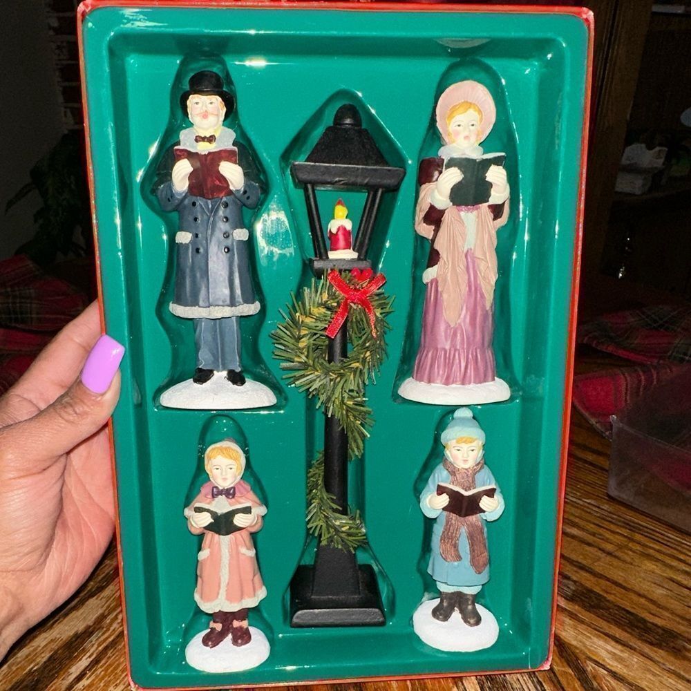 Vintage Christmas Carolers Singing Family Holiday Figurine Lamp Post Resin